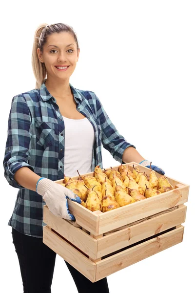 Agricultora feminina segurando uma caixa cheia de peras — Fotografia de Stock