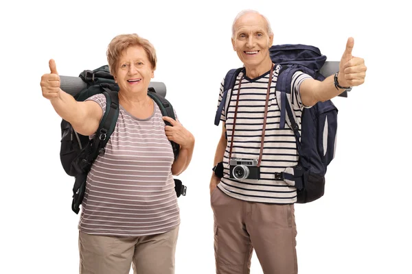 Cheerful senior hikers giving a thumb up — Stock Photo, Image