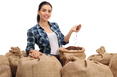 Çuval bezi çuval kahve ile dolu bir yığın ile çiftçi