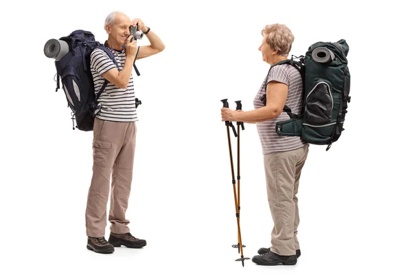 Hombre excursionista tomando una foto de una mujer excursionista — Foto de Stock