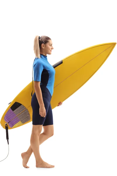 Kvinnlig surfare går med surfbräda — Stockfoto