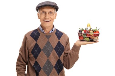 Küçük bir alışveriş sepeti tutan mutlu son sınıf