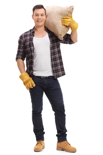 Hombre trabajador agrícola posando con saco de arpillera —  Fotos de Stock