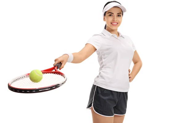 Tennisspielerin hält Schläger mit Ball — Stockfoto