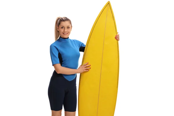 Female surfer posing with a surfboard — Stock Photo, Image
