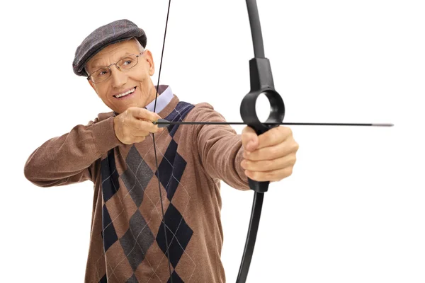 Зрелый человек, целившийся луком и стрелами — стоковое фото