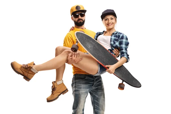 ロングボードを持つ女性スケーターを運ぶ髭の男 — ストック写真