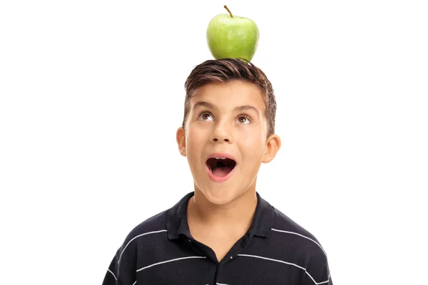 小さな男の子が彼の頭にリンゴを見て — ストック写真