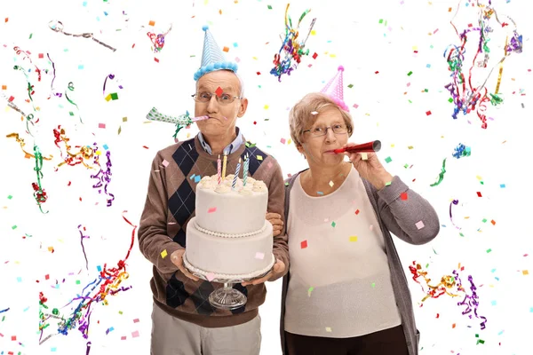 Pareja mayor con cuernos y sombreros de fiesta celebrando cumpleaños —  Fotos de Stock