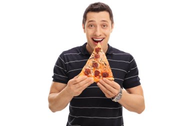 Neşeli adam bir pizza dilimi yemek