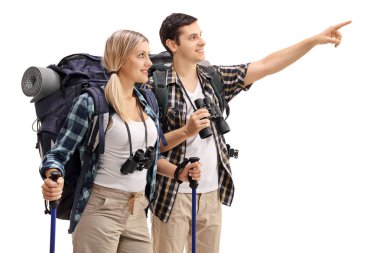 Bir şey için kadın hiker uzaktan gösterilen erkek uzun yürüyüşe çıkan kimse