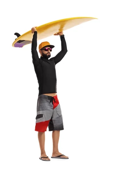 Başının üstünde bir surfboard holding sörfçü — Stok fotoğraf