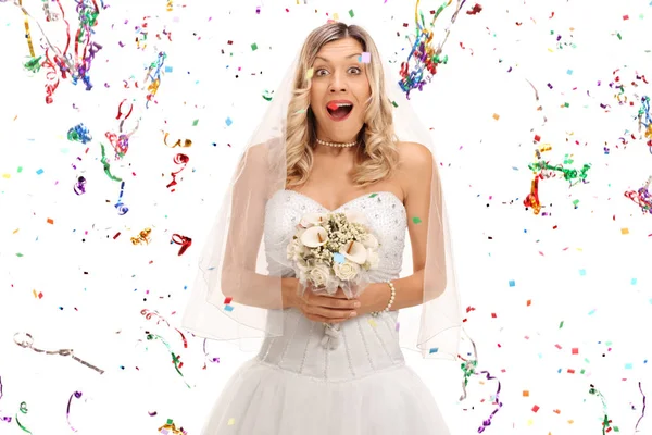 Dolblij bruid holding boeket met confetti om haar heen — Stockfoto