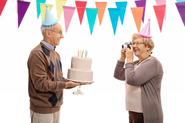 Reife Frau fotografiert Mann, der seine Geburt feiert — Stockfoto