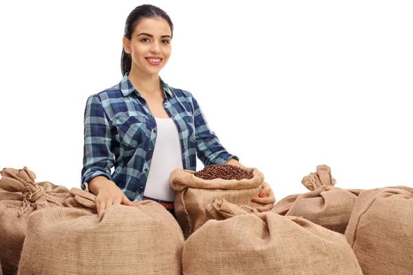 Женщина-сельхозработница с мешочками, наполненными кофе — стоковое фото