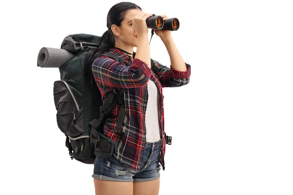 Vrouwelijke wandelaar op zoek door middel van verrekijkers — Stockfoto