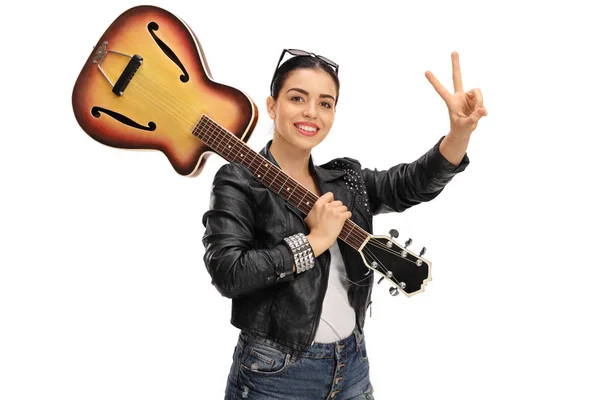 Szczęśliwa kobieta z gitarą Dokonywanie znak pokoju — Zdjęcie stockowe