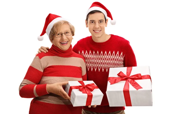 Senior e jovem com presentes de Natal — Fotografia de Stock