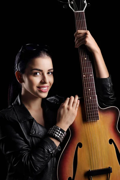 Mujer joven con una guitarra acústica — Foto de Stock