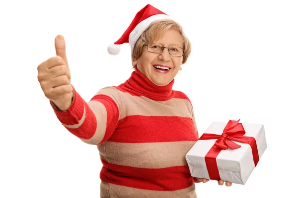 Allegro senior tenuta regalo di Natale e dando pollice in su — Foto Stock