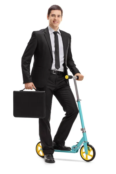 Bir evrak çantası ve bir scooter ile genç işadamı — Stok fotoğraf
