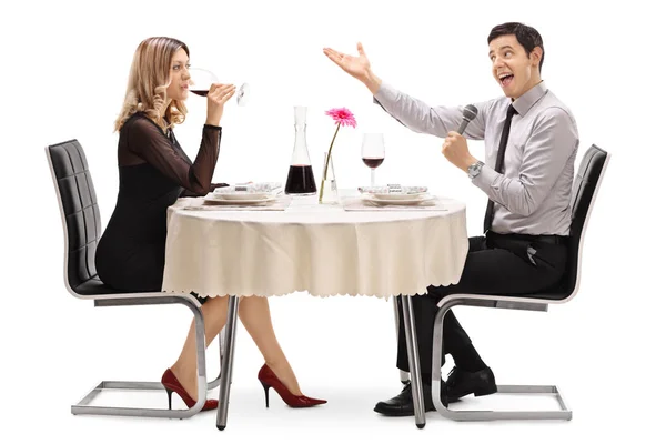 Mann singt einer Frau am Restauranttisch vor — Stockfoto