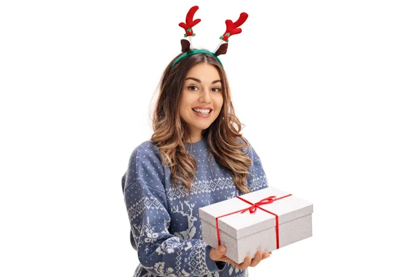 Mujer feliz sosteniendo un regalo de Navidad — Foto de Stock