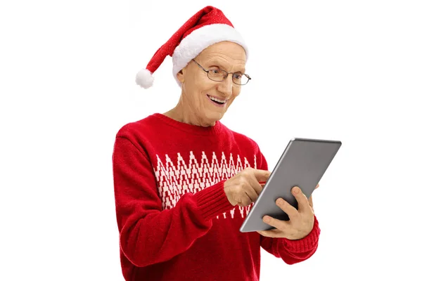 师兄带着圣诞帽，看着一台平板电脑 — 图库照片