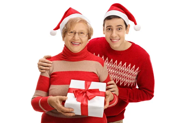 Ältere Frau und junger Mann mit Weihnachtsgeschenk — Stockfoto