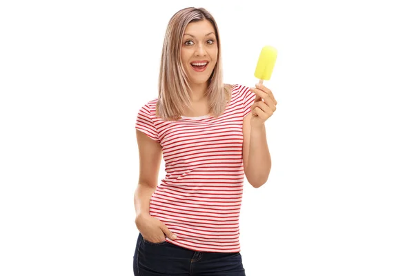 Mulher alegre segurando um sorvete — Fotografia de Stock