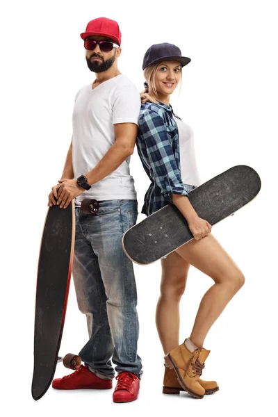 Masculino e feminino patinador posando com longboard e skate — Fotografia de Stock