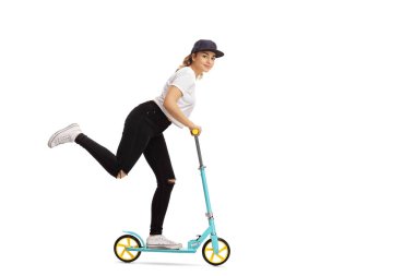 Kadın bir scooter sürme