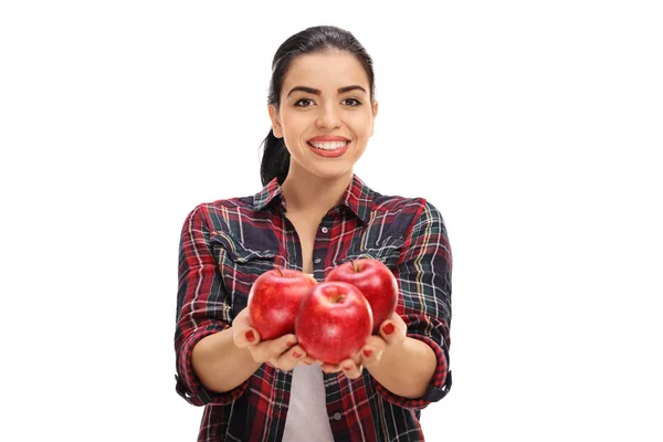 Agricultor feminino alegre oferecendo maçãs — Fotografia de Stock