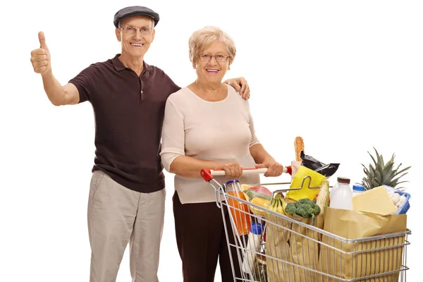 Homem dando polegar para cima e mulher com carrinho de compras — Fotografia de Stock