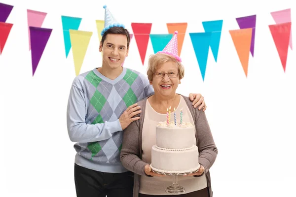 Hombre y senior con sombreros de fiesta y pastel de cumpleaños —  Fotos de Stock