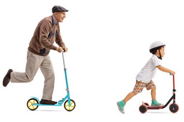 Yaşlı adam ve küçük çocuk scooter sürme