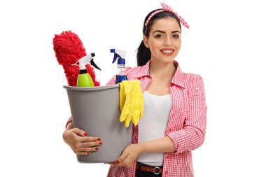 Bir kova ürün ve ekipman temizleme tam tutan kadın