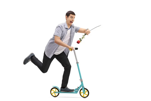 Hombre montando un scooter y llegando tarde — Foto de Stock