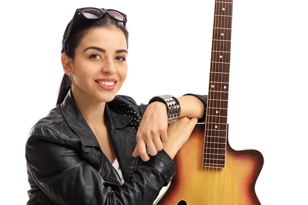 Mladá žena pózuje s kytarou — Stock fotografie
