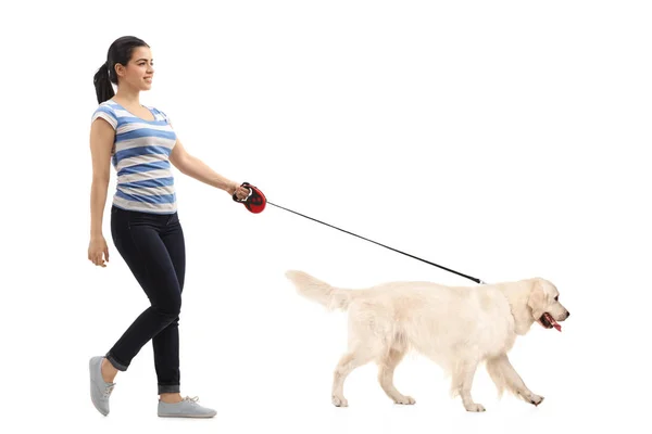 Femme promenant son chien — Photo
