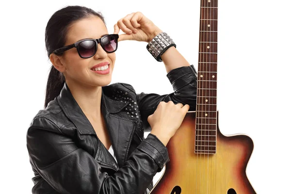 Молодая женщина позирует с акустической гитарой — стоковое фото