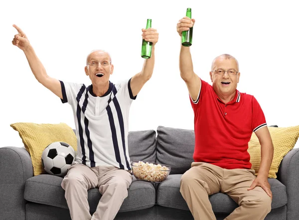 Äldre män på soffan tittar på fotboll och hejar — Stockfoto