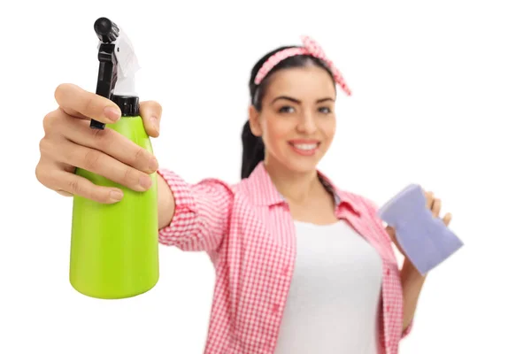 Χαρούμενη γυναίκα καθαρισμού με ένα σπρέι και ένα σφουγγάρι — Φωτογραφία Αρχείου