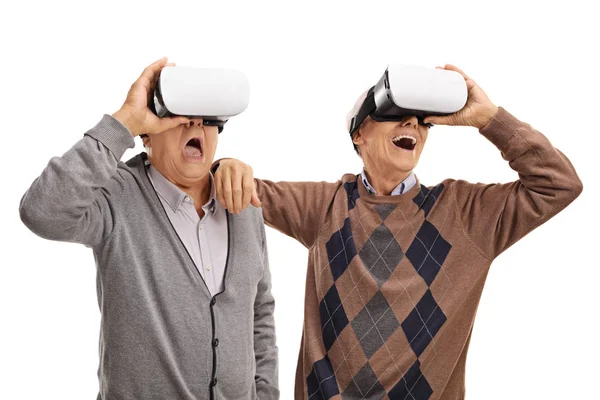 Idosos excitados usando fones de ouvido VR — Fotografia de Stock