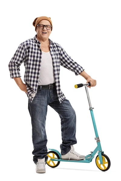 Ältere Hipster posieren mit einem Roller — Stockfoto