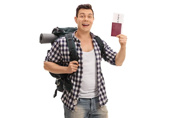 Turista alegre que possui um passaporte — Fotografia de Stock