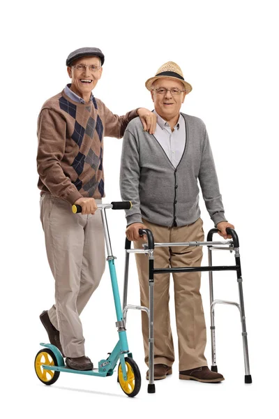 Senior med scooter og senior med vandrer – stockfoto