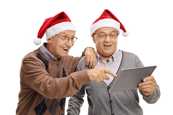 快乐老人望着平板电脑的圣诞帽 — 图库照片