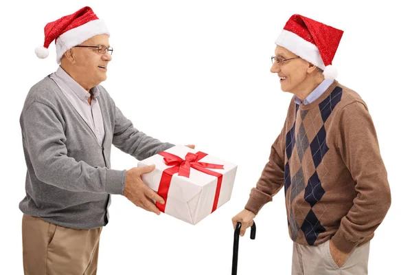 Senioren uitwisseling kerstcadeau — Stockfoto