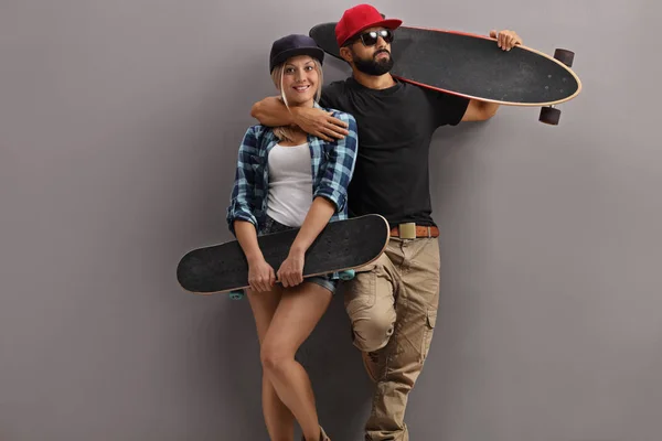 Patinadores posando com longboard e skate — Fotografia de Stock